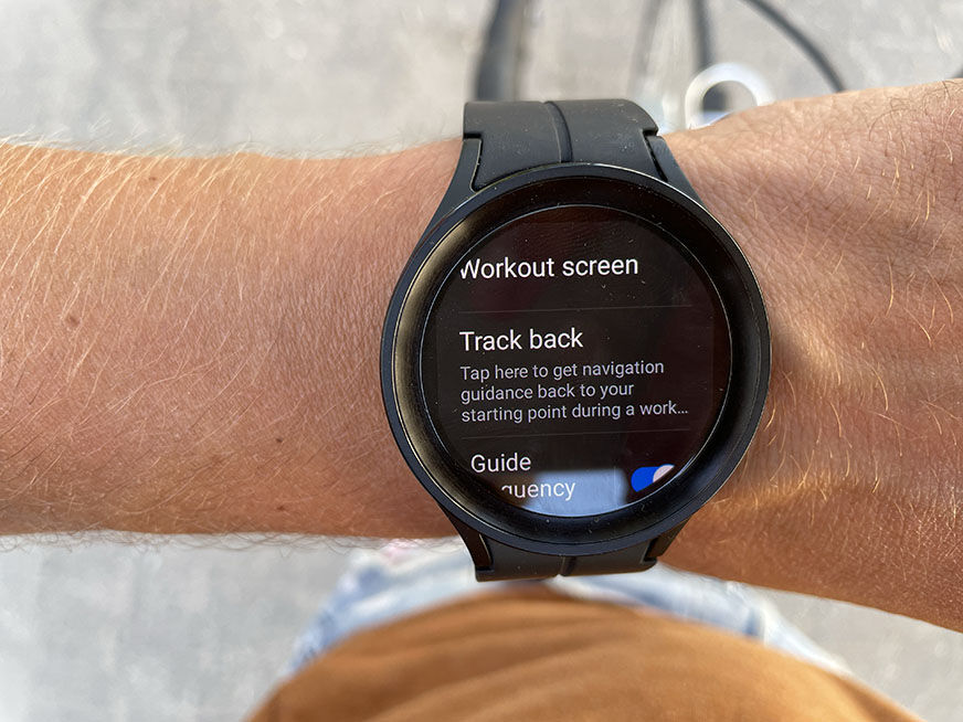 Man sieht die Track-Back-Funktion auf der Galaxy Watch 5.